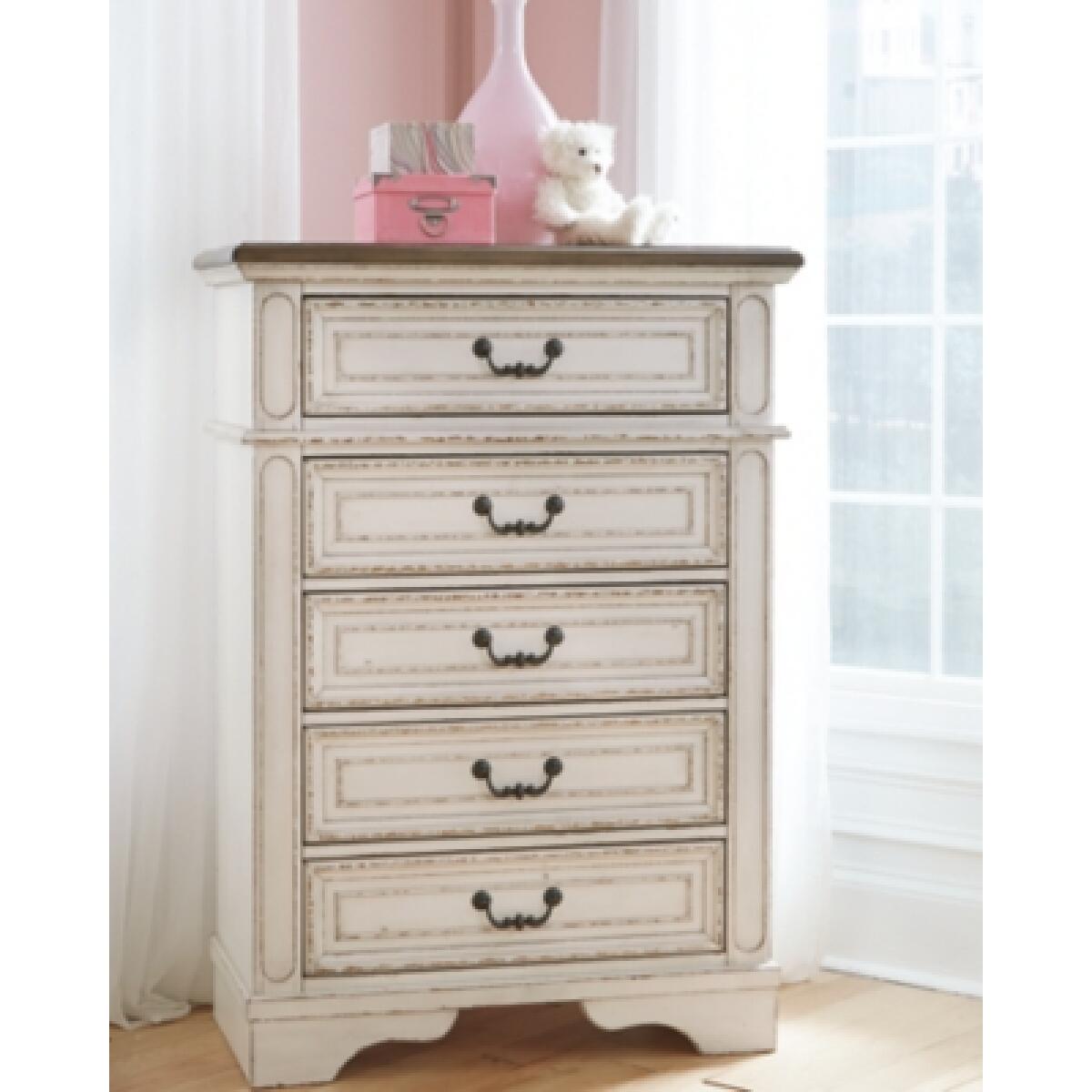 Realyn Chest of Drawers - Image 3